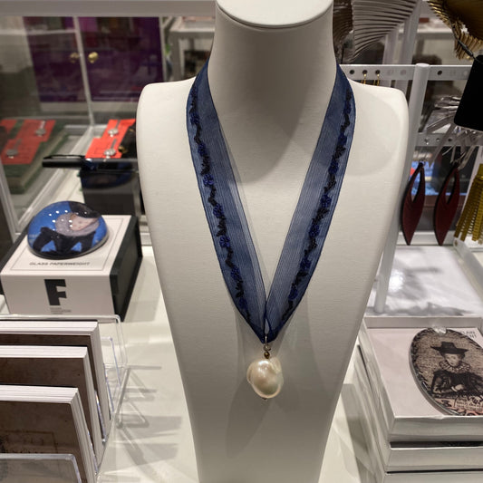 Baroque pearl pendant necklace