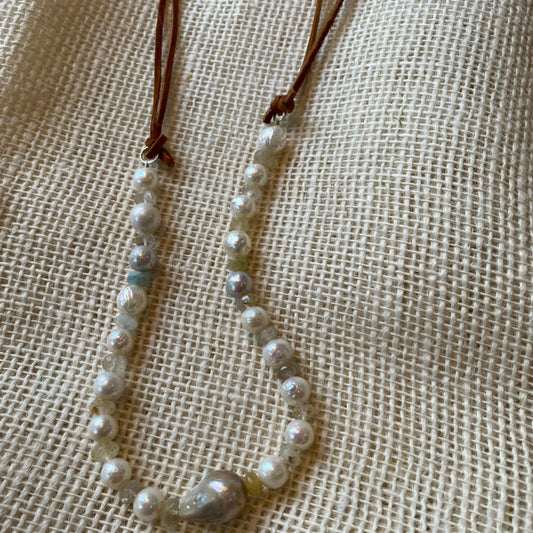 Pearl necklace with Leather