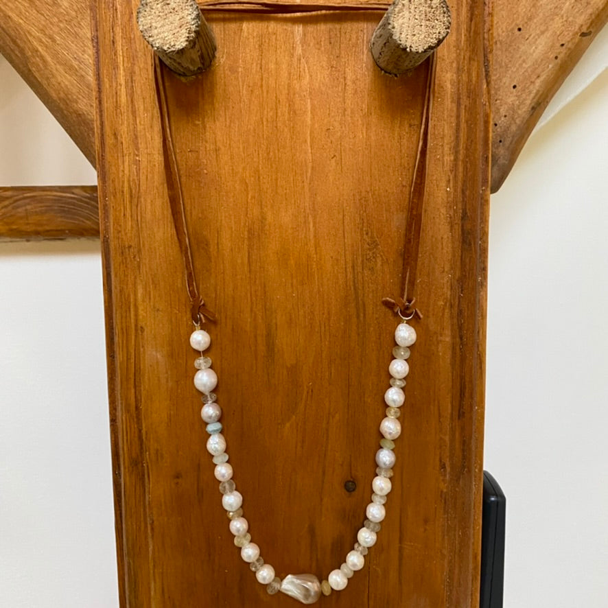 Pearl necklace with Leather