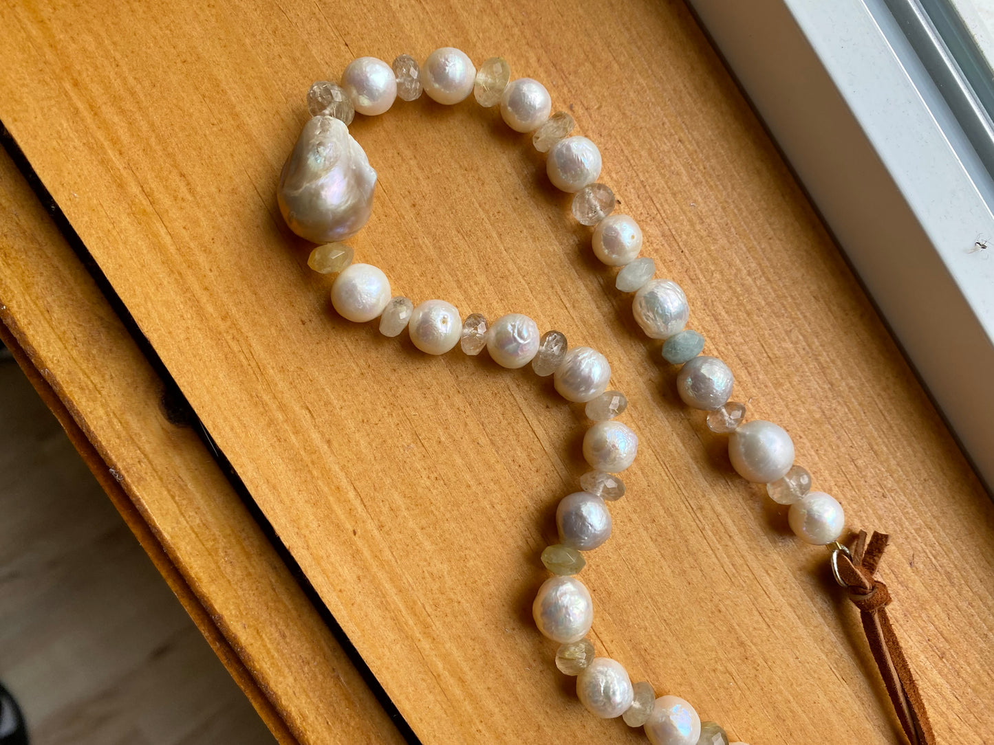 Pearl necklace with Leather