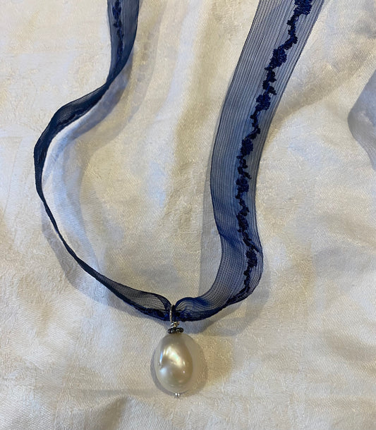 Baroque pearl pendant necklace
