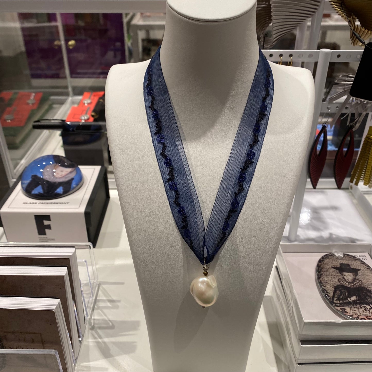Baroque pearl pendant necklace
